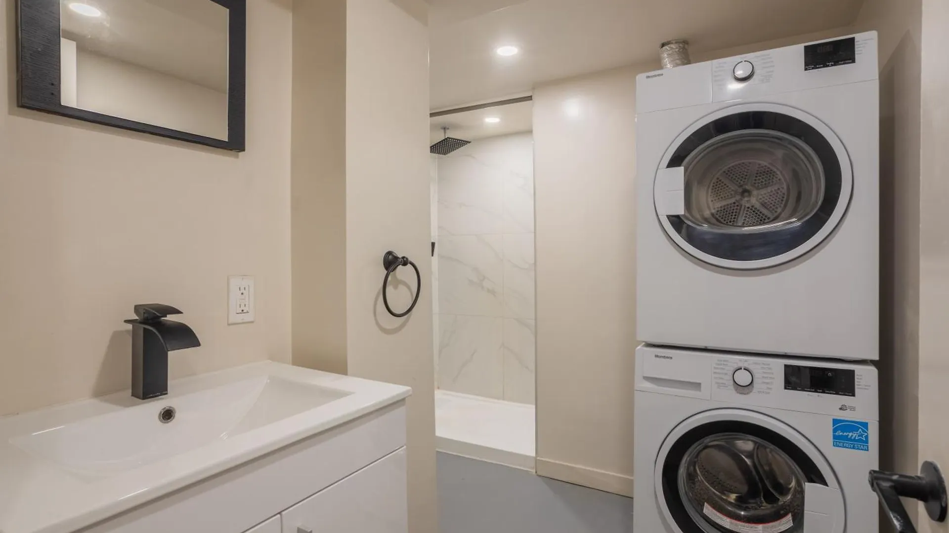 Stylish 4Br In The Heart Of Plateau Montreal Zw8 Canada